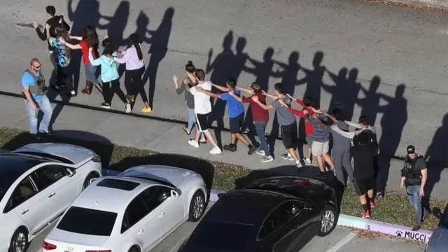 Imagens mostram estudantes sendo evacuadosaposta de jogo de futebol appgrupos pequenos após massacre na Flórida