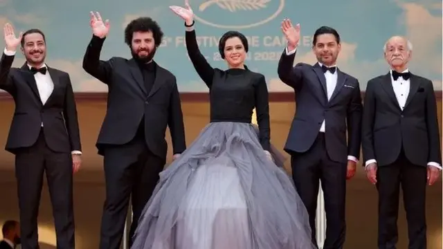 از راست: سعید پورصمیمی، پیمان معادی، ترانه علیدوستی، سعید روستایی و نوید محمد زاده در جشنواره کن