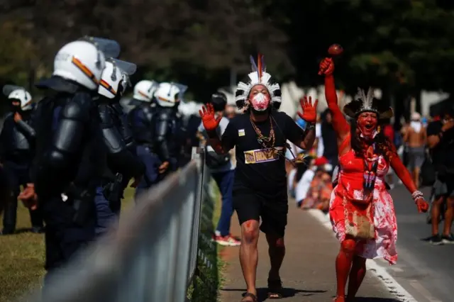 Indígenas protestam e são observados por policiais