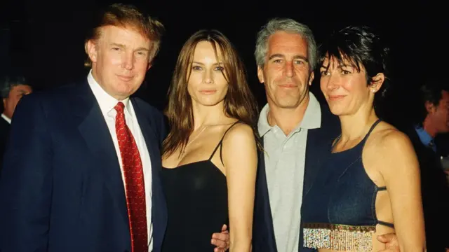 Ghislaine Maxwell (extremo derecha) junto a Epstein y Donald Trump (izquierda).