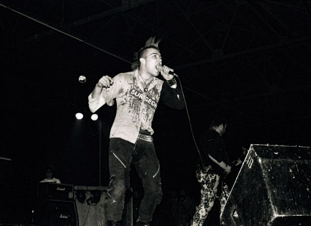 Солист, лидер и автор песен группы The Exploited Уотти Бьюкэн. 1981 г.