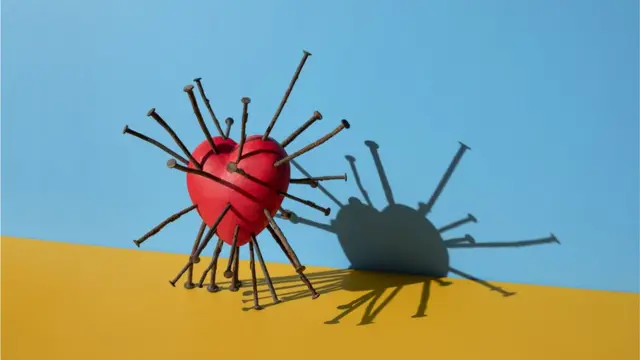 قلب عليه مسامير