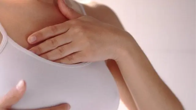 Mujer tocándose el pecho