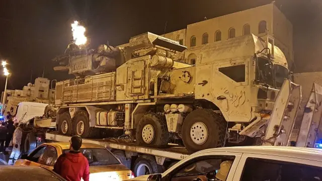 UMH birlikleri, Rus yapımı Pantsir hava savunma füzesini Trablus sokaklarında sergiledi