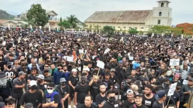 चुराचांदपुर में हिंसा से पहले प्रदर्शनकारियों की सभा.