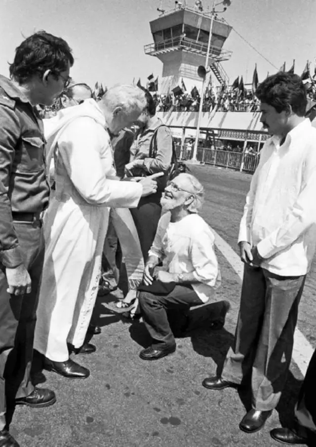 Juan Pablo II regañando a Ernesto Cardenal