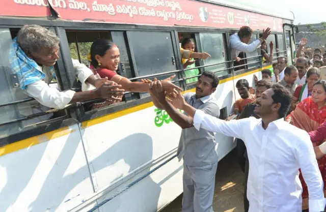 పాదయాత్రలో వైఎస్ జగన్