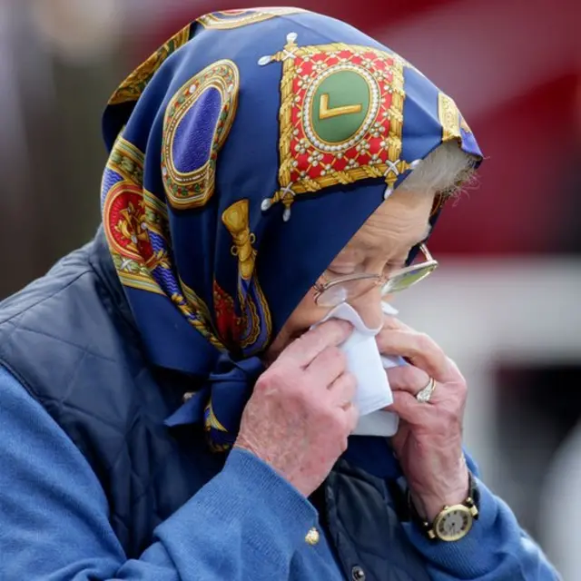 Королева чихает в носовой платок