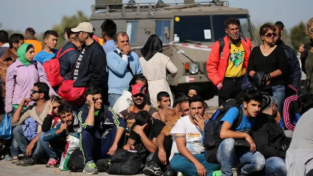 Macaristan'dan Viyana'ya geçmek için otobüs bekleyen göçmenler