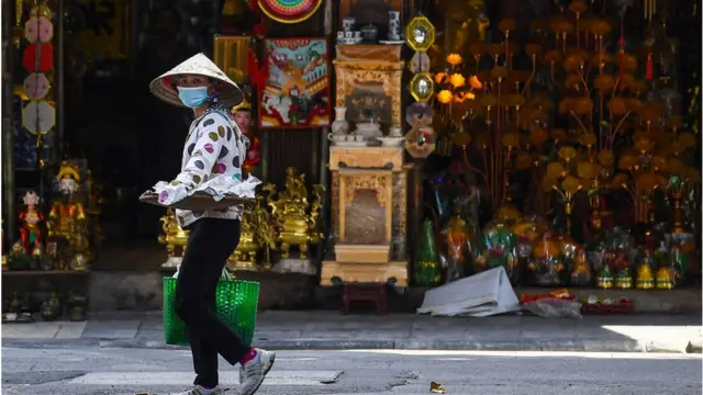 Một người bán hàng rong giữa thời Covid. Hình chụp tháng 5/2021