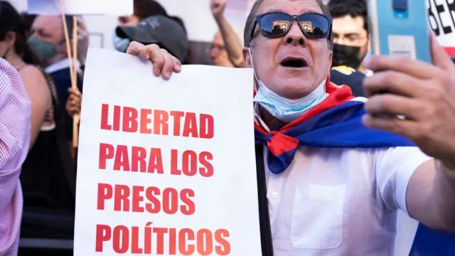 Protesta pidiendo libertad para los presos políticos en Madrid, España.