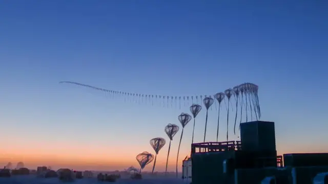Fotos en time lapse de la liberación de una sonda para el estudio del ozono desde la estación Amundsen-Scott en el Polo Sur.