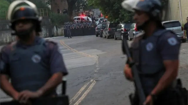 Operação policial na rua, com dois soldados armadoscaça níqueis que paga dinheiro realprimeiro plano e o batalhãocaça níqueis que paga dinheiro realchoque atrás