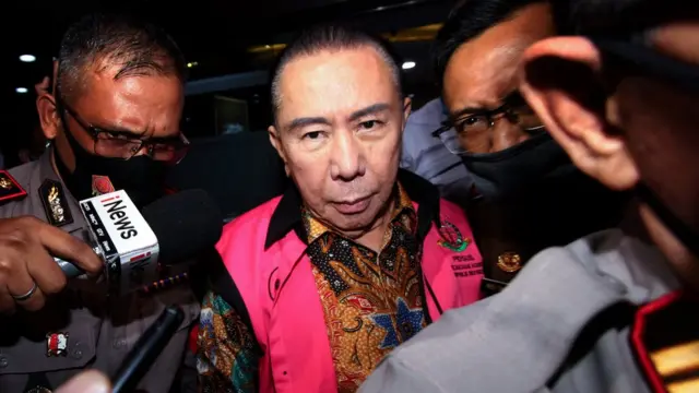 Terpidana kasus korupsi pengalihan hak tagih (cessie) Bank Bali Djoko Tjandra berjalan seusai menjalani pemeriksaan, di gedung Bundar Kompleks Gedung Kejakasaan Agung, Jakarta, Senin (31/08)