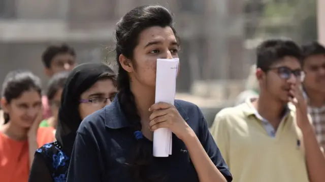 பள்ளி பாடங்களை குறைக்க மத்திய அரசு பரிசீலனை