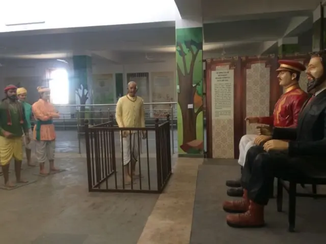 గోవింద్ గురును బ్రిటిష్ వారు విచారిస్తున్నట్లుగా చెప్పే చిత్రం(మాన్ గఢ్ మ్యూజియంలోని చిత్రం)