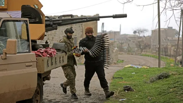 مقاتلون موالون لتركيا قرب عفرين