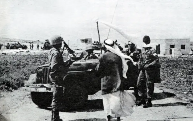 یک روستای فلسطینی در برابر ارتش اسرائیل تسلیم می‌شود. این عکس در جریان جنگ شش روزه گرفته شده. در پی این جنگ تمامی مناطق فلسطینی به اشغال ارتش اسرائیل در آمدند