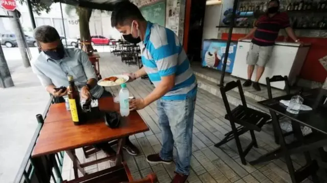 Garçom serve refeição a cliente7games jogo em apkrestaurante aberto