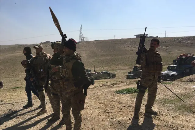 بعض الجنود العراقيون يستريحون في نهاية يوم من المعارك