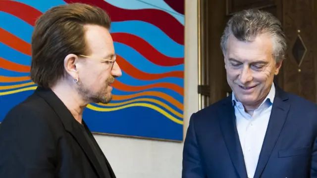 Macri ao lado do cantor Bono, no último dia 9