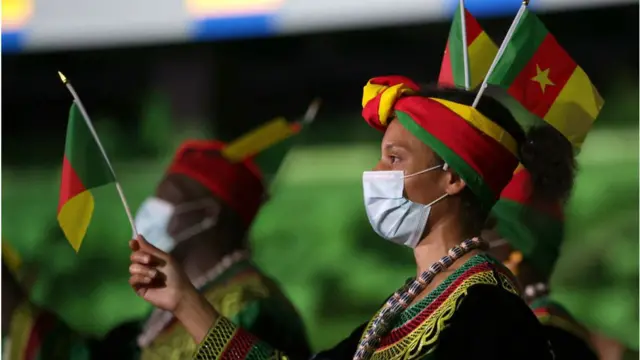 Sarah Hanffou tient un drapelet du Cameroun lors de la cérémonie d'ouverture des JO de Tokyo 2020
