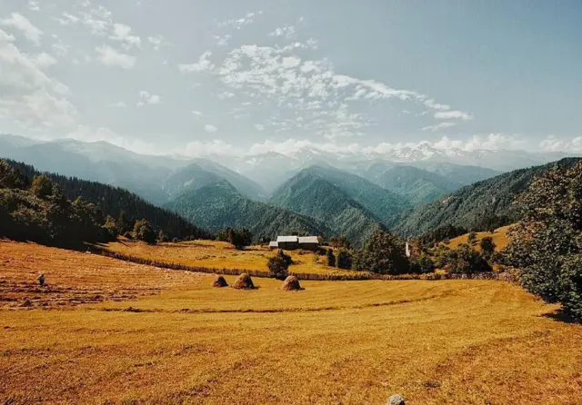 Каникулы в Местии, в Грузии, проводит @emory_blaine.