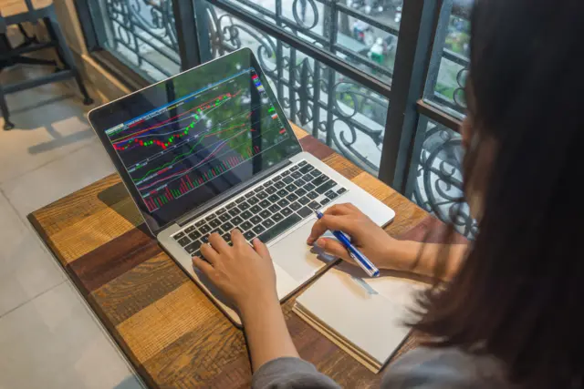 Người ngồi trước màn hình máy tính