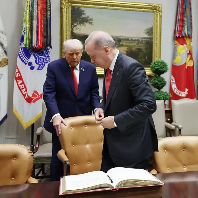 Trump, Erdoğan'ın ihtişamlı bir odada yerini almasına, koltuğunu bizzat çekerek yardımcı oluyor.