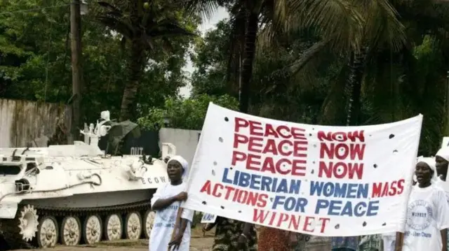 Haweenkan ayaa bilaabay inay warqado xiriir ah u qoraan xafiisyada dowladda iyo saraakiisha si ay ula xiriiraan madaxweyne Charles Taylor, balse wax jawaab ah kama helin.