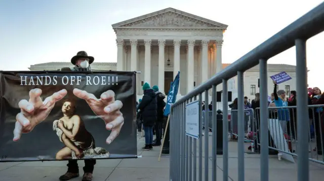 ABD'de kadınların kürtaj hakkına anayasal güvence sağlayan karar, Amerikan sivil haklar tarihine "Roe Wade'e karşı" olarak geçmişti.

