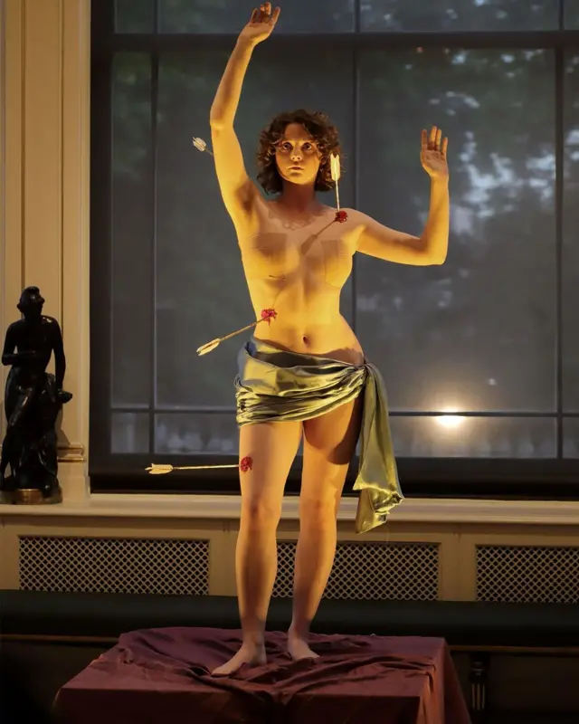 Em 2025, Holly James Johnston prestou homenagem a São Sebastião com uma performance de escultura viva na Wallace Collection, em Londres