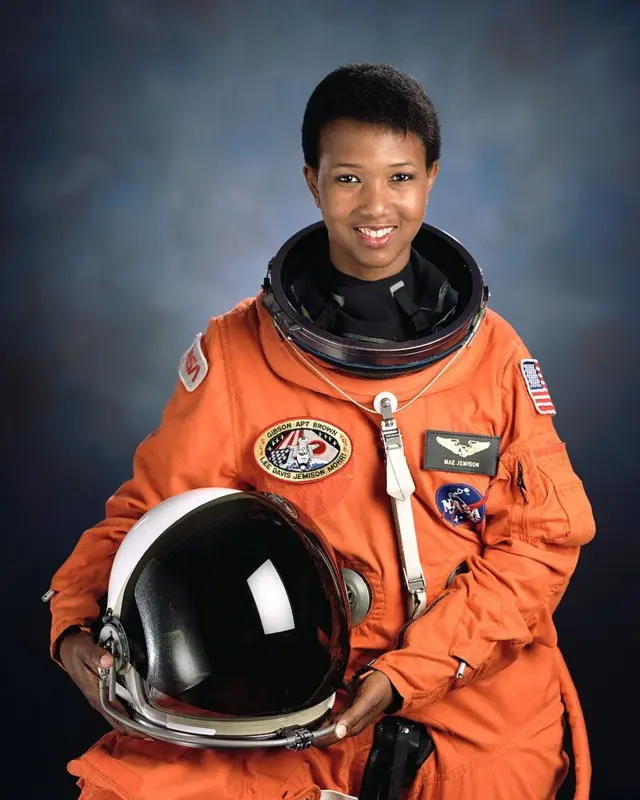 Mae Jemison est entrée en orbite à bord de la navette spatiale Endeavour, devenant ainsi la première femme afro-américaine à voyager dans l'espace.