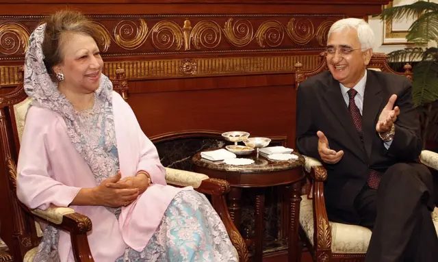 ২০১২-র অক্টোবরে বাংলাদেশের বিরোধী নেত্রী খালেদা জিয়ার সঙ্গে দিল্লিতে ভারতের পররাষ্ট্রমন্ত্রী সালমান খুরশিদের বৈঠক