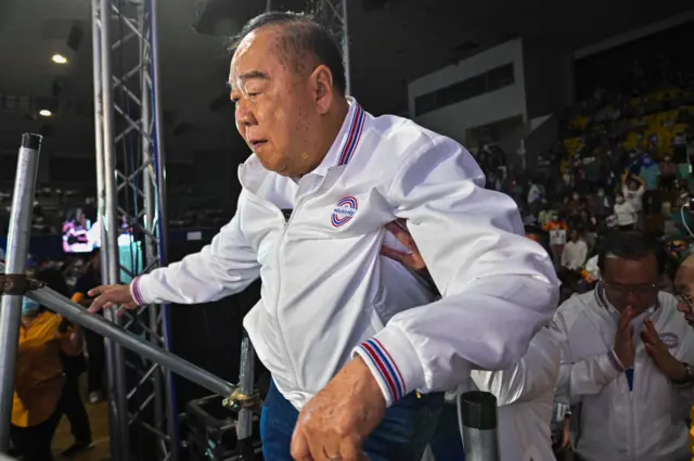 พล.อ. ประวิตร ขึ้นเวทีปราศรัยที่ จ.เชียงใหม่ เมื่อ 19 มี.ค.