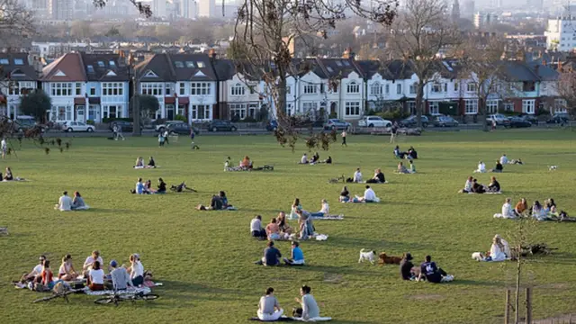 Pessoas reunidas num parque