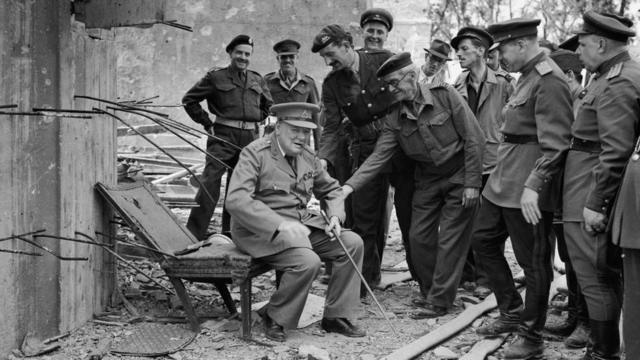 وینستون چرچیل، نخست‌وزیر وقت بریتانیا روی صندلی جلوی پناهگاه هیتلر نشسته