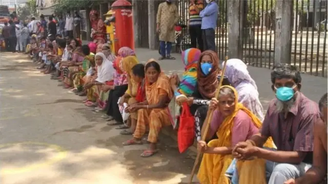 ঢাকার একটি এলাকায় বেসরকারি উদ্যোগে ত্রাণ দেয়া হয়। সেই সাহায্য নেয়ার জন্য মানুষের ভিড়। পহেলা এপ্রিলের তোলা ছবি।