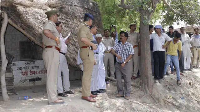 जांच करती पुलिस