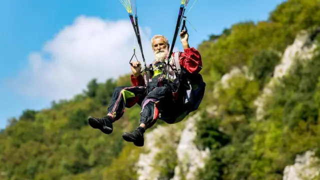 paraşütle atlayan yaşlı bir erkek