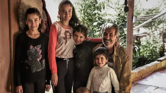 Edik Qasparyan nəvələriylə birlikdə. Edik 1988-ci ildə Bakıdan qaçqın düşdükdən sonra həyatını sıfırdan qurmalı olub.