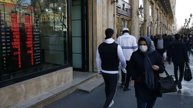 ارزش پول ایران در بحبوحه بحران اقتصادی در کشور به پایین ترین حد خود رسید، تهران، جمهوری اسلامی ایران – ۲۲ فوریه ۲۰۲۳