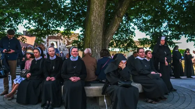 راهبات يشاركن بالاحتفال في كراكوف