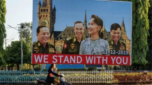 মিয়ানমারের নেত্রী অং সান সুচির সঙ্গে সেনা অধিনায়কদের ছবি ,হেগের আদালতে যাওয়ার পর এমন ছবি দেখা গিয়েছিলো