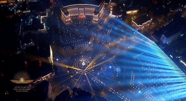 ราชรถบรรจุร่างมัมมี่ของฟาโรห์และราชินี 22 พระองค์ กำลังวนรอบจัตุรัสทาห์รีร์ ใจกลางกรุงไคโร