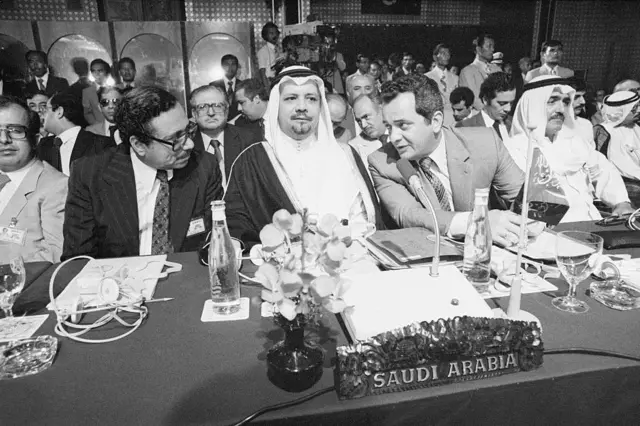 أحمد زكي يماني في مؤتمر أوبك في إندونيسيا في عام 1980