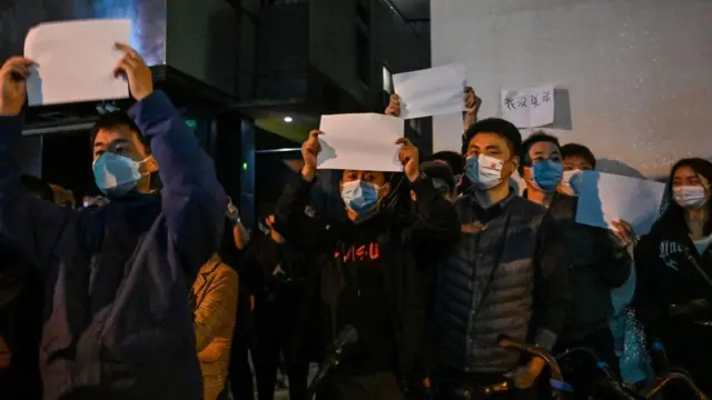 目前中國大陸輿論對於疫情防控有兩種觀點。一種觀點認為,目前新冠病毒已經減弱,應當馬上放開管控措施,讓大家復工複學,自由走動。