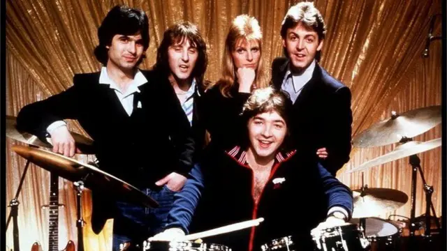 Linda e Paul McCartney com a banda Wings