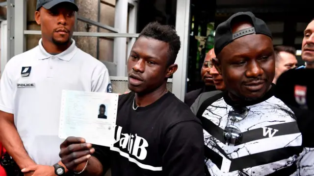 ماكرون منح مامودو الجنسية الفرنسية