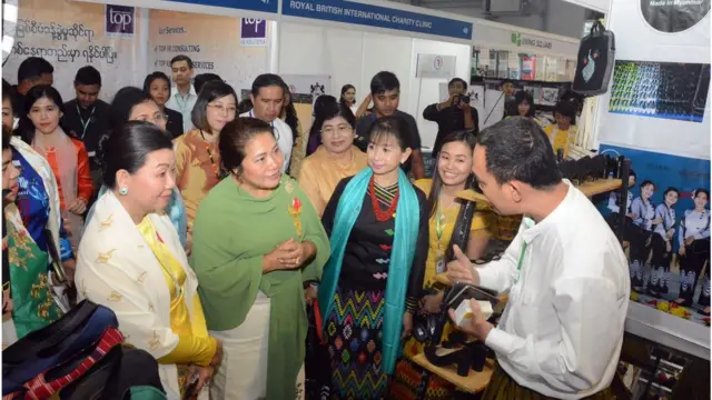 ဈေးရောင်းပွဲတော်မှာ လေ့လာမေးမြန်းနေတဲ့ ဒုသမ္မတဦးဟင်နရီဗန်ထီးယူဇနီး
